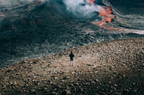 汤加火山爆发最新消息：飞沫喷出近300米高度，附INS风景图欣赏